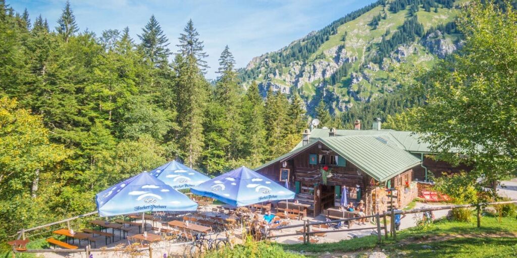 Almhütten und Bergwandern